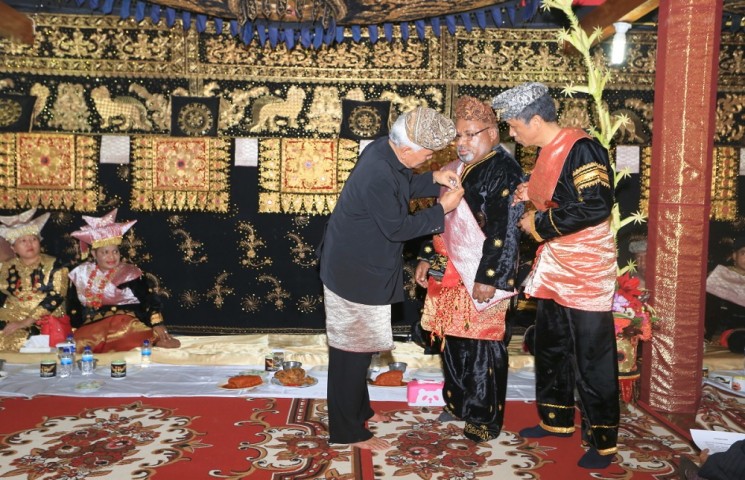 Gubernur Digelari Sultan Raja Panglima Besar